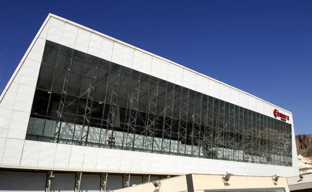 La coincidencia de cinco procesos selectivos este viernes obliga a organizar los accesos al Palacio de Congresos de Roquetas