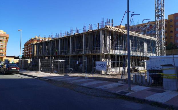 El edificio de El Puerto acumula más de un año de retraso y más de medio millón de euros de sobrecostes
