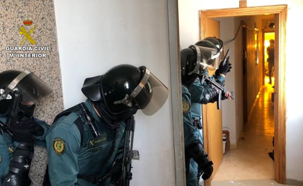 Un espectacular despliegue de la Guardia Civil desmantela por segunda vez un 'narco bloque' en Roquetas