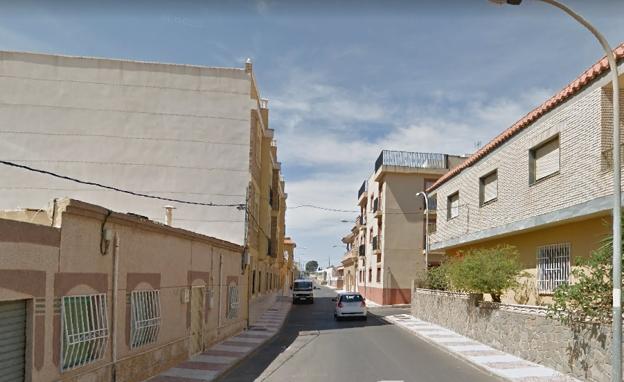 Desalojados 60 vecinos de un bloque por el incendio de una vivienda en Roquetas de Mar