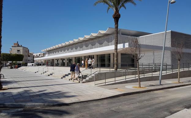 El PSOE asegura que las deficiencias están «matando lentamente» al mercado de Roquetas
