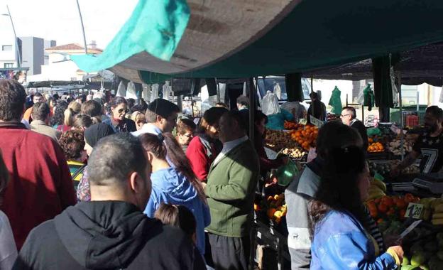 El mercadillo semanal reforzará su seguridad con media docena de vigilantes privados