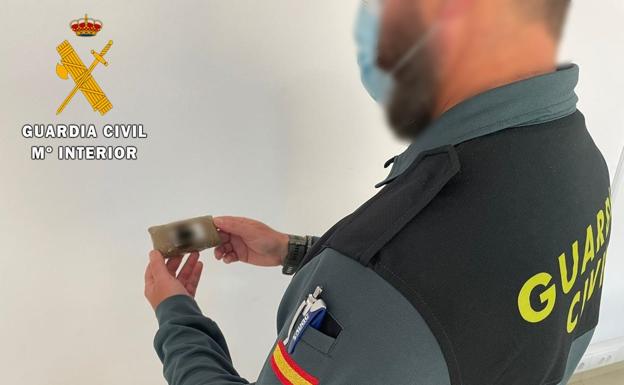 Intenta huir al encontrarse con la Guardia Civil y le incautan una tableta de hachís en La Mojonera