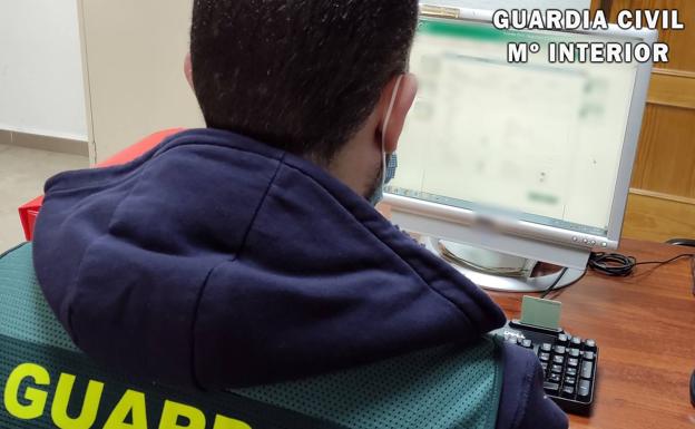 Cuatro menores intimidan y golpean a otro para robarle el móvil en Roquetas