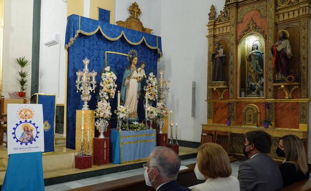 La Virgen del Rosario ya luce en Roquetas con todo su esplendor tras su restauración