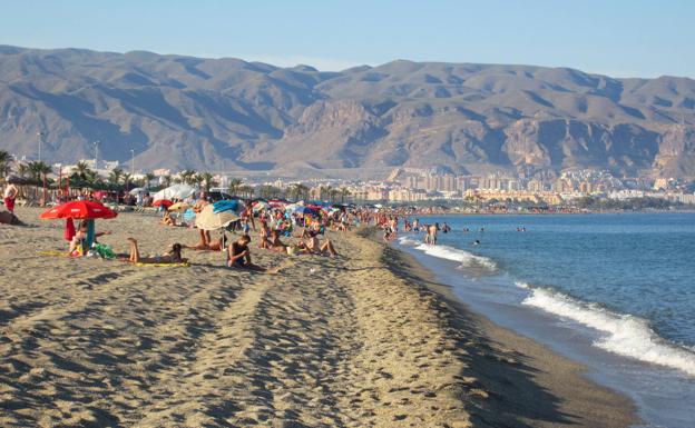Roquetas prepara su temporada de playas con limitación de aforos y restricciones