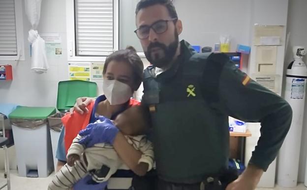 Agentes de la Guardia Civil salvan la vida de un bebé de Roquetas que se había atragantado con un tapón