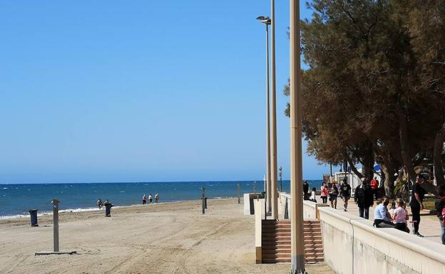 Las playas almerienses reciben a una marea de jienenses y granadinos tras meses de cierre