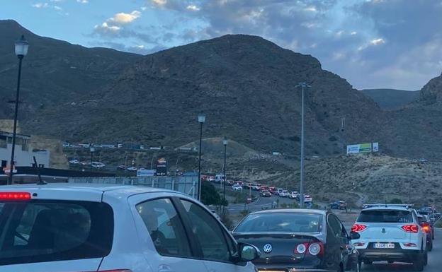 Amat trata de aliviar de atascos el acceso a la A-7 por Aguadulce a través del pabellón