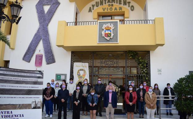 Vox intenta retirar del Consistorio de Vícar un lazo morado confeccionado por niños