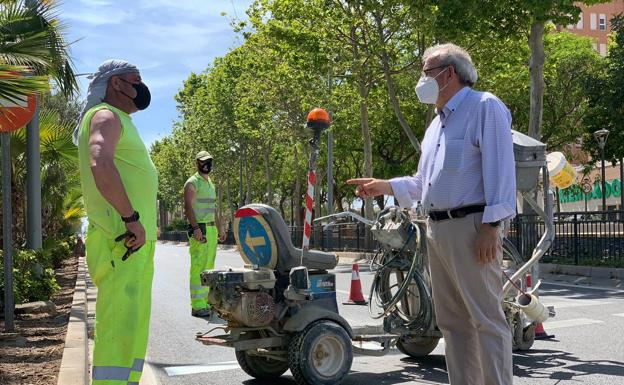 Concluyen las labores de señalización horizontal de las principales vías de Vícar