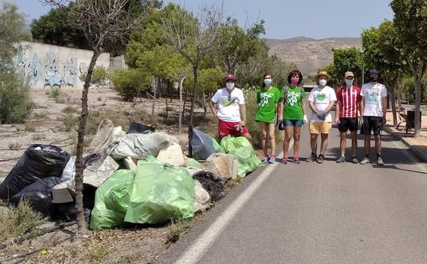 Nueva recogida de 'basuraleza' en espacios naturales de Roquetas de Mar
