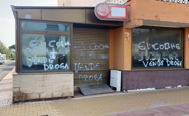 La Urbanización de Roquetas de Mar se llena de pintadas señalando a supuestos narcotraficantes