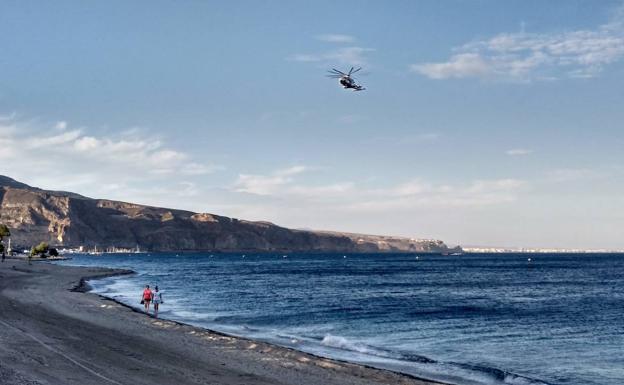 El joven rescatado en el mar saltó de la colchoneta poco después de ser arrastrado por la corriente
