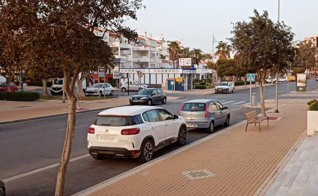 Solo con turistas nacionales, los problemas para aparcar en la Urbanización de Roquetas se agravan
