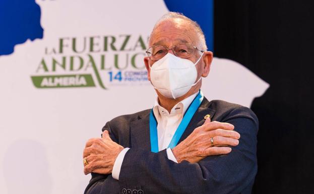 La «familia» del PP despide con emoción a Amat tras 17 años como presidente provincial