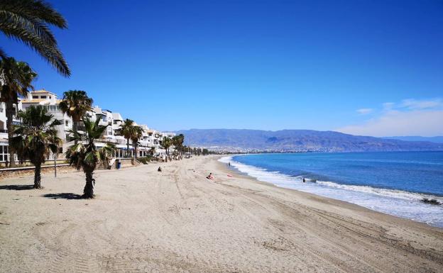 Bandera negra de Ecologistas a la playa entre Roquetas y Aguadulce por los vertidos