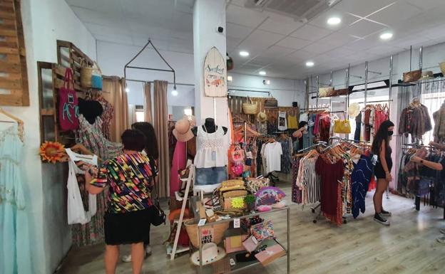 La 'Urba' de Roquetas se reinventa con nuevos negocios que buscan la clientela local