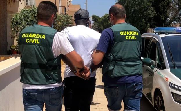 La Guardia Civil caza al acusado de matar a golpes a una joven en Roquetas de Mar
