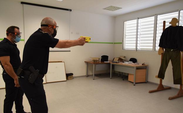 La Policía Local de Vícar se forma sobre el uso de las pistolas Taser