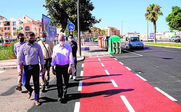 El reasfaltado también aumenta los aparcamientos en Las Salinas