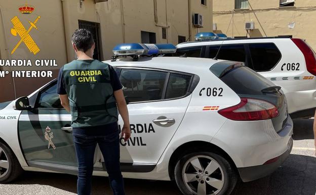 Roba el móvil a una mujer y la arroja con fuerza al suelo