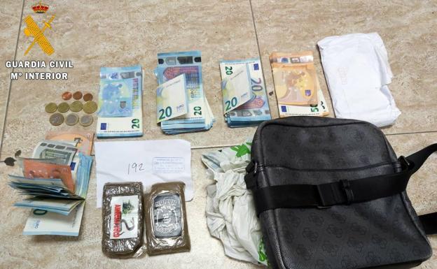 Detenido con 200 gramos de hachís y 2.800 euros en una urbanización de Roquetas de Mar