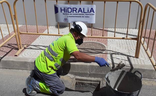 Roquetas prepara su red para las lluvias intensificando las labores de limpieza y mantenimiento