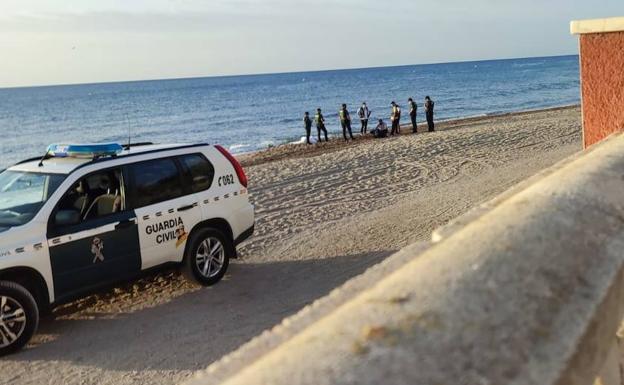 Aparece un cadáver en la playa de La Ventilla de Roquetas