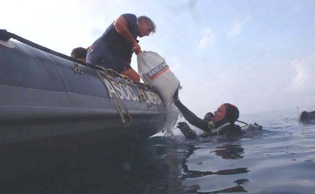 La XV Limpieza de Fondos Marinos recogió más de 130 kilos de basuras