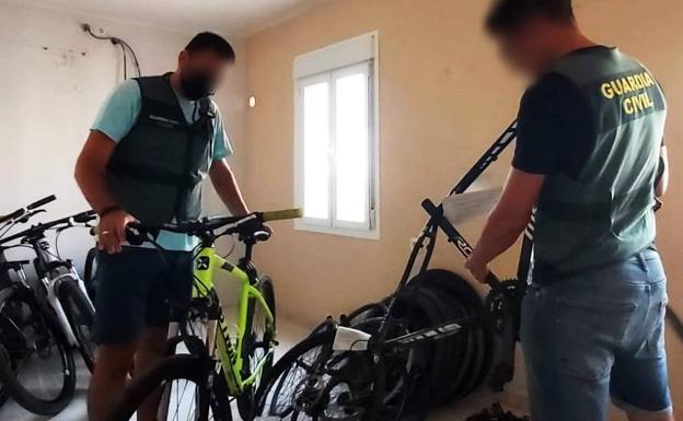 Ocho detenidos por robar bicicletas de alta gama en garajes de Aguadulce