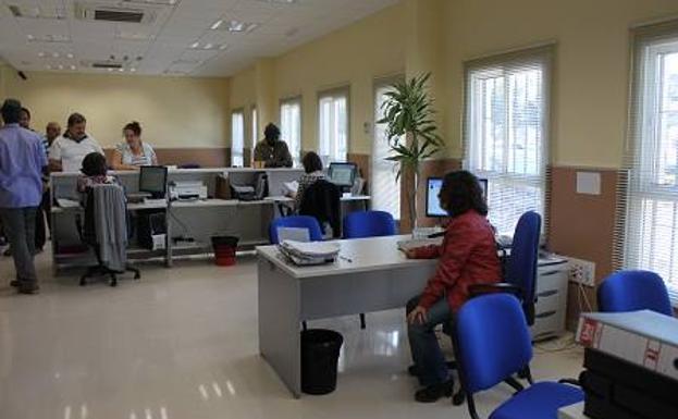 Roquetas amplía su oferta de empleo público con 5 nuevos puestos administrativos