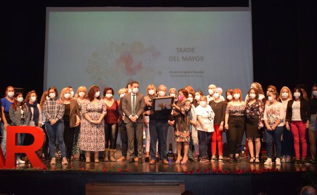 Homenaje a los cuidadores en la 'Tarde del mayor' de Vícar