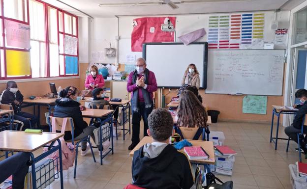Antonio Bonilla se somete a las preguntas del alumnado de los institutos de Vícar