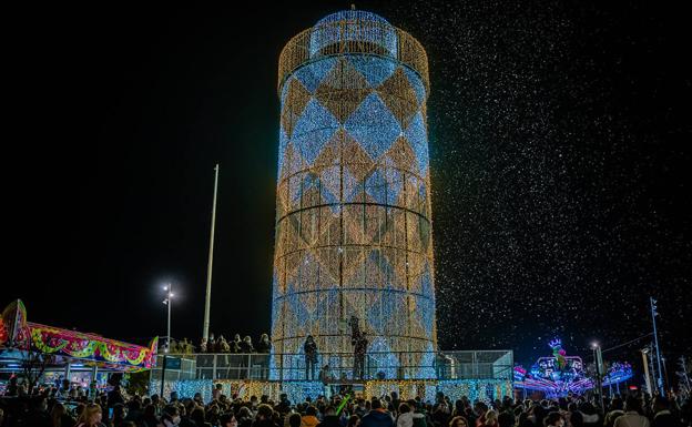 Un faro luminoso de 25 metros enciende la Navidad en Roquetas