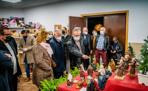 Abre el tradicional mercadillo navideño de la Hermandad del Cristo del Mar