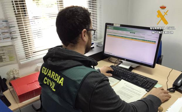Detenido en Roquetas el acusado de sustraer el bolso a una empleada y comprar con sus tarjetas bancarias