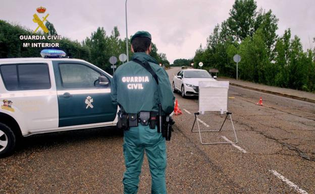 Le pillan con 60 gramos de cocaína y 100 de hachís en un control rutinario de tráfico en Roquetas de Mar