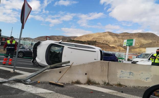 Un vuelco en el acceso a la A7 en El Parador provoca retenciones en sentido Roquetas