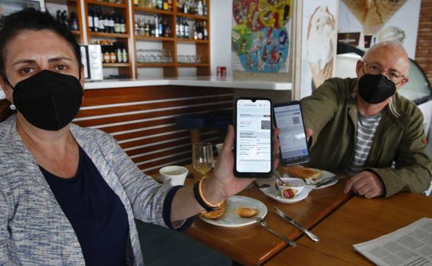Vícar ayuda a sus vecinos a descargarse el certificado covid