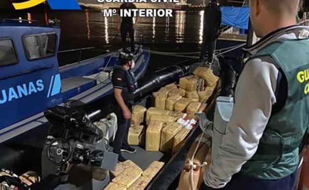 Cuatro detenidos tras ser sorprendidos 'in fraganti' intentando meter 1.600 kilos de hachís en la playa de Roquetas
