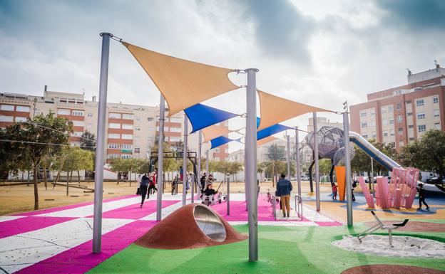 El Parque de Los Bajos de Roquetas estrena nuevos espacios y juegos infantiles