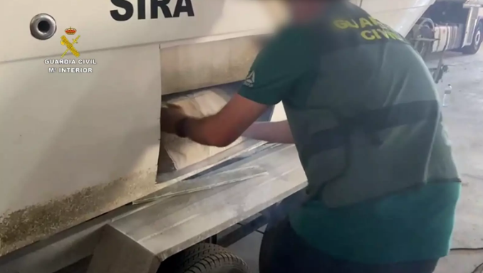 La Guardia Civil incauta 300 kilos de hachís en una embarcación en Roquetas de Mar
