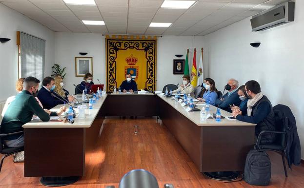 El Pleno de La Mojonera reclama la ampliación del centro de salud y un servicio de Urgencias