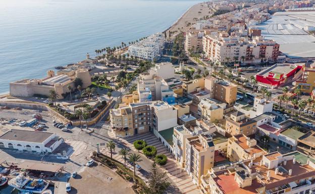 Roquetas pierde la declaración de municipio turístico pero tendrá la de gran ciudad