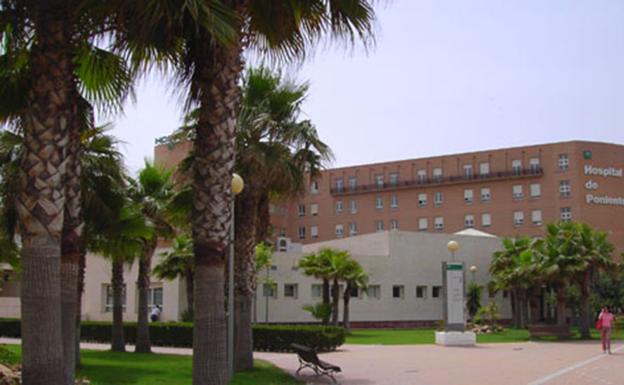 Evacuada al hospital una embarazada afectada por humo al incendiarse la cocina de un piso en Roquetas