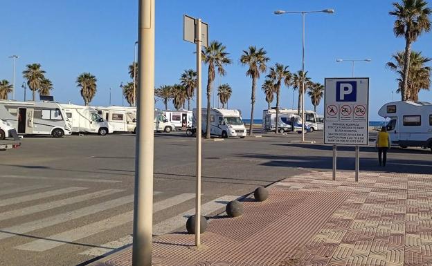 El Ayuntamiento de Roquetas da siete días a las caravanas para que se marchen