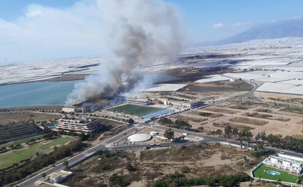 Ecologistas instan a cumplir la medidas legales en Punta Entinas para evitar más incendios