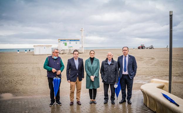 Roquetas regenera playas con la reutilización pionera de la arena recogida en las limpiezas
