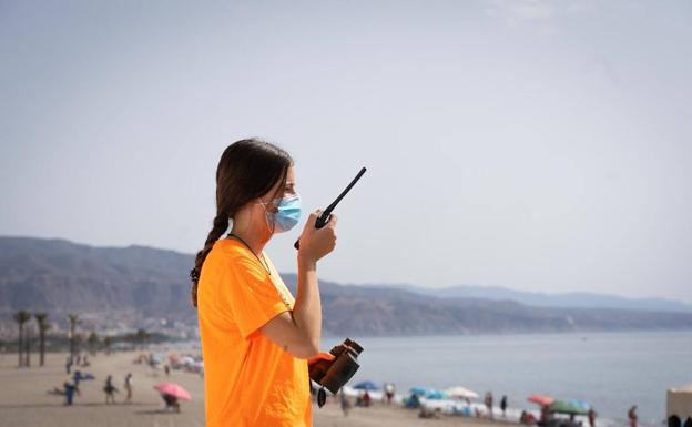 Roquetas adjudica el servicio de vigilancia de playas, que será privado por primera vez